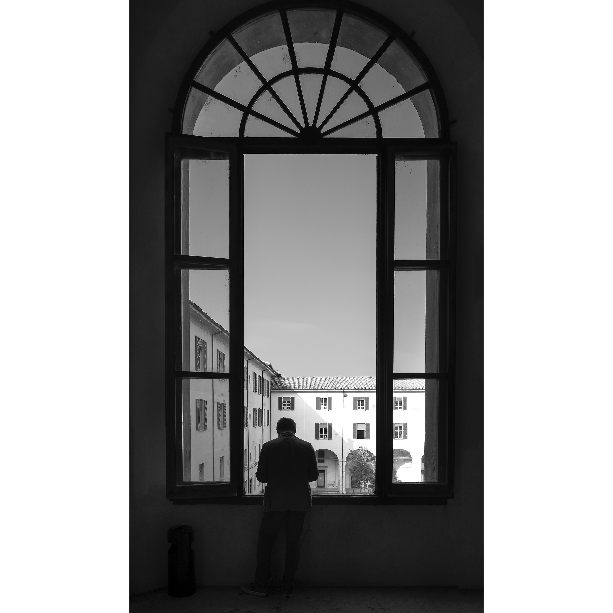 WindowSqBWWeb